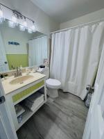 Cozy 2BR Villa Steps to Beach w pool Unit 8 - Bed and Breakfast Cocoa Beach