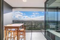 Windward - Inner-city Skyline Stay with Pool Access - B&B Brisbane