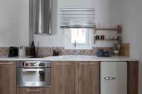 Cozy Apartment steps away from Acropolis and the Metro Station by Lumen Living - Chambres d'hôtes Athènes