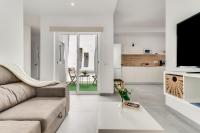 Home2Book Bright Retreat with Patio & Roof Access - B&B Cruce de Arinaga