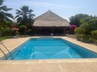 Superbe villa avec piscine privée à 500m de la plage à Nianing - B&B Nianing