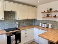 Stylish 2 Bed House - Sleeps 4 - Free Parking - Near HS2 & Drayton Manor - Chambres d'hôtes Wilnecote