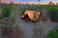 Wide Glide Lodge - In-home Movie Room, Hot Tub and Large 1-acre property with Playset - Chambres d'hôtes Broken Bow