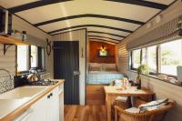 Lomu - Cosy Coastal Shepherd's Hut with Log-Burner and WiFi - Chambres d’hôtes Haverfordwest