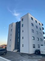 Fresh and newly built apartment with pool - B&B Trogir