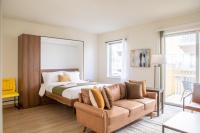 Modern Walker's Point Studio with Gym and Balcony - B&B Milwaukee