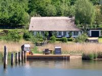Seedorf Hideaway, Reethaus mit Garten und Privatsteg, Kamin, Sauna und Hot Tub - B&B Sellin