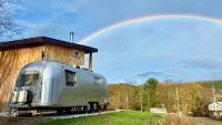 Secluded Private Retreat with Cabin & Vintage Airstream - Chambres d'hôtes Alpine
