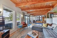 Huvila Haven Lake Front Home with Dock and Hot Tub - Chambres d’hôtes Newman Lake