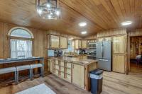 Great for Groups! Spacious Melcroft Home w/ Deck - Bed and Breakfast Melcroft