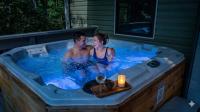 Large Hillside Retreat with Pool and Hot Tub - B&B Spencer Hills