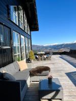 Jacuzzi & Sauna Hilltop Spa Cabin with River Views - Chambres d'hôtes Voss