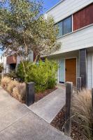 Coastal Calm Torquay Light-Filled 3BR Retreat - B&B Torquay