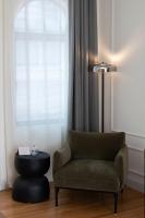 Suite con cama grande y balcón
