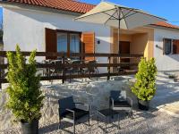 Peaceful New Country House with Saltwater Pool - Chambres d’hôtes Brgud