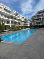 Modern coastal apartment with terrace & pool acces - Chambres d'hôtes Nieuport