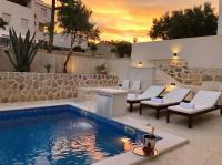 Villa Bella with pool - B&B Novalja