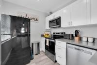 Beach Escape By Coastal Chic Vacations - Bed and Breakfast Holmes Beach