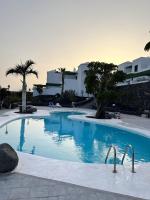 Casa Iris Ground Floor 2BR Apt Pool Walk to Beach & Town - Chambres d'hôtes Costa Teguise