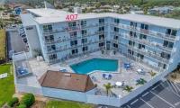Cozy Coastal Getaway Balcony, Pool & Beach Access - B&B New Smyrna Beach