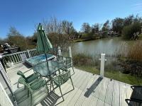Luxury Lakeside Lodge L2 with Hot tub situated at Tattershall Lakes Country Park - Chambres d'hôtes Tattershall