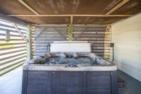 Modern 3rd Row Cottage Hot Tub and Pet Friendly - Ferienwohnung Kitty Hawk