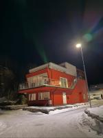 Modern apartment with sea view in Svolvær - Chambres d'hôtes Svolvær