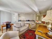 Deluxe Suite 201 / Kitchenette & Sleeper