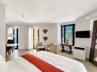 Deluxe Suite 202 / Bath & Rain Shower