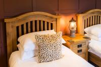 The Crannog Circular Riverside Retreat with Hot Tub - Chambres d'hôtes Killin