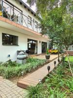 Elegant Bryanston Home-Hot Tub and Garden Retreat - Chambres d'hôtes Johannesbourg