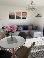 Modern apartment with idyllic views of the marina - Ferienwohnung Neyland