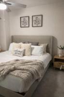 The Luxury Den - Bed and Breakfast Decatur