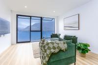 Stunning Lakeview Retreat III by Peakhost - B&B Distretto di Queenstown