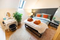 Mews - Worcester City - Gated - Self Check In - Free WIFI - 1 King - 2 Doubles - 1 Cot - TVs in bedrooms - Sleeps 6 - Free Parking - Pets welcome - B&B Worcester