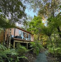 Fantail Bush Chalet and Hot Tub - B&B Parakakau