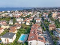 Garda Pearl Apartment - Pool Garage & Central Stay - B&B Desenzano del Garda