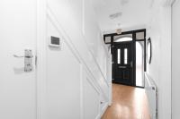 Spacious 4 Bed Semi-Detached House Driveway Parking in Stanmore - B&B Stanmore