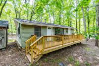 Cozy & Modern w Hot Tub, Fire Pit, Grill & Pond - Bed and Breakfast Morton Grove