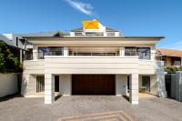 Défren House - Villa with panoramic view and pool, optional housekeeping and private service in Hout Bay - B&B Hout Bay