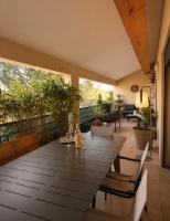 Appartement 110 m2 lumineux - avec grande terrasse - 2 parkings - proche centre - Chambres d'hôtes L'Isle