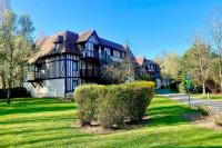Bright apartment with pool and balcony - B&B Deauville