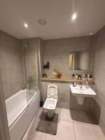 Stylish 1-Bed Apartment, 15 Mins to Old Trafford - Chambres d’hôtes Manchester