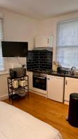 Prime Euston Studio - 1 Minute Walk to Station - Bed and Breakfast Londen