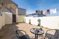 Central Holyhead 3BR Home with Free Parking for Group Sleeps 7 - B&B Holyhead