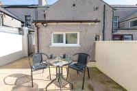 Central Holyhead 3BR Home with Free Parking for Group Sleeps 7 - B&B Holyhead