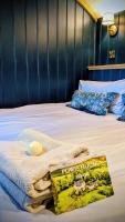 Boutique Shepherd Hut w Private Garden & Outdoor Bath - B&B Stirling