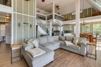 Dock and Fire Pit Stunning Lake Sinclair Home! - B&B Sparta