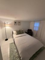 Modern Downtown Toronto Room with Private Ensuite - Bed and Breakfast Toronto