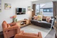 City Fringe Stay plus Garage and Sunny Balcony - B&B Christchurch